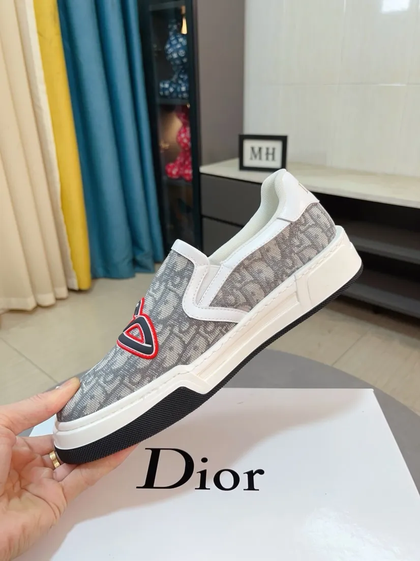 Men's men's shoes💰400🌸🌸[Dior] 25ss new product B01 moral training shoes. The toe dimension design of the couple's style is a bit wider. The upper foot comfort is perfect. The thread is beautiful. Perfectly suitable for pants styles. Decorated with various classic details. It is an ideal choice for daily styling. Can be matched with various casual items to create exquisite looks. Fabric: top layer cowhide/lining sheepskin TPU original outsole Code number: 38-44, 45 customized